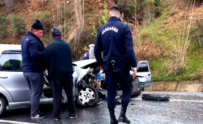 Alanya’da  2 otomobil kafa kafaya çarpıştı:1’i ağır 5 yaralı!