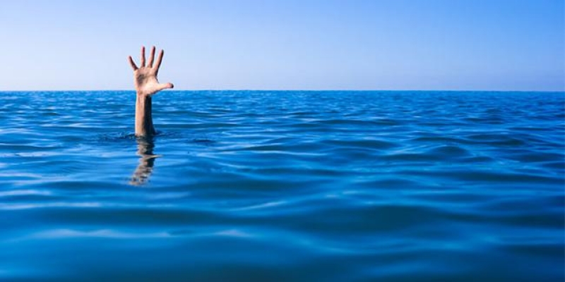 Alanya’da denize giren turist boğulma tehlikesi geçirdi
