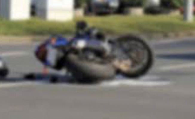 Alanya’da kontrolden çıkan motosikletli ağır yaralandı