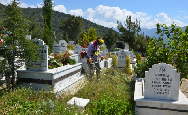 Alanya’da mezarlıklar bakıma alındı