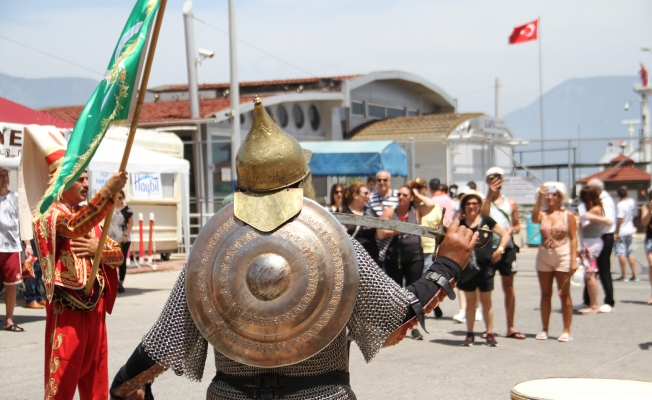 Alanya’da yılın ilk kruvaziyer turistlerine mehterli karşılama 