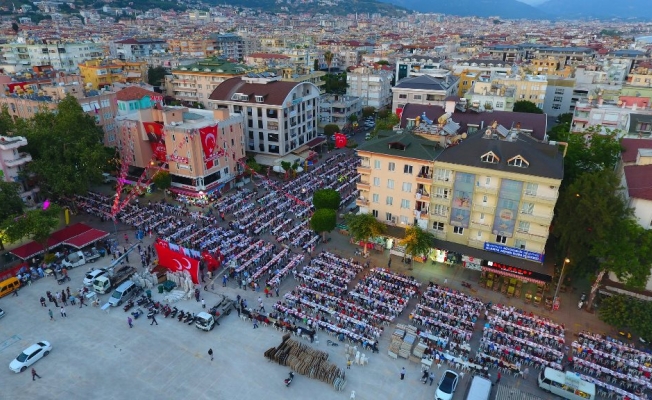 MHP'nin iftarına  binler katıldı