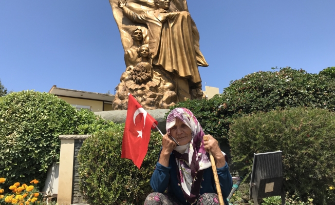 70 yaşındaki Sultan teyze dolandırıldığı için eylem yapıyor