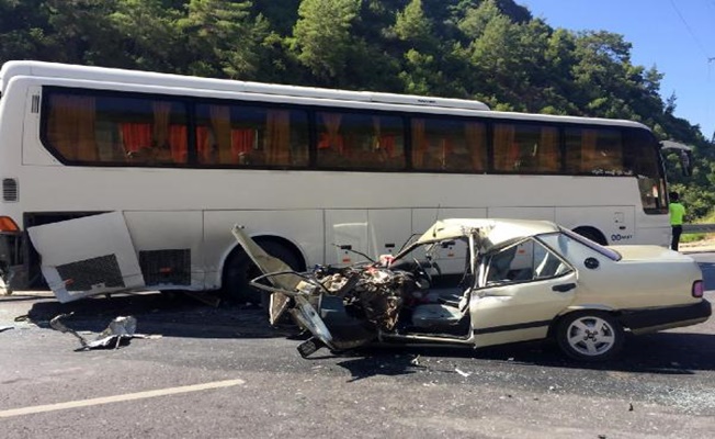 Alanya’da otomobille otobüs çarpıştı: 1’i ağır 2 yaralı