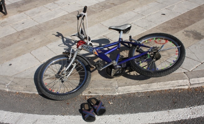 Otomobil bisikletli çocuğa çarptı: 1 yaralı