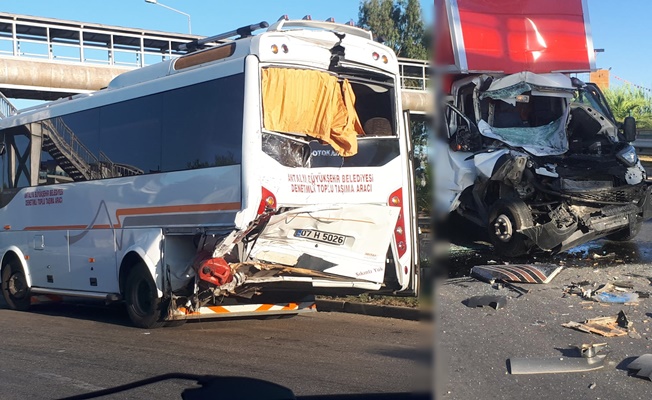 Alanya'da midibüsle kamyonet çarpıştı: 2’si ağır 15 kişi yaralı!
