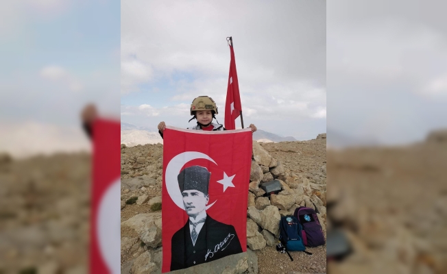 7 yaşındaki Kartal, 3 bin metreye çıkıp Türk bayrağı açtı