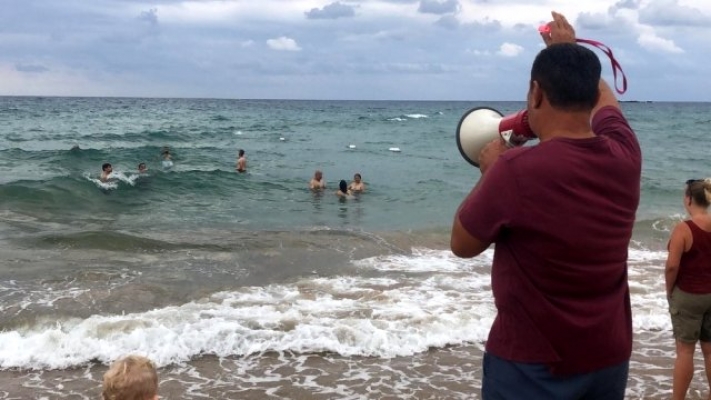 Alanya'da turistler denizdeki tehlikeye aldırış etmedi