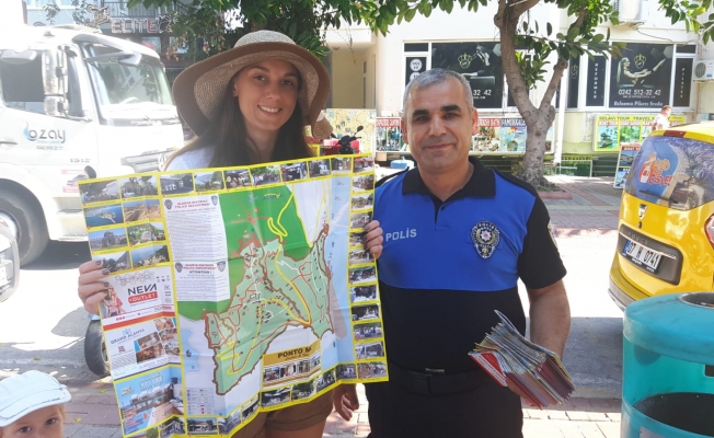 Alanya Polisi turistlere 3 dilde rehber dağıtıyor