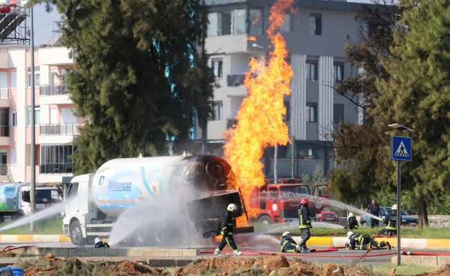 Antalya'da yol ortasında LPG tanker alev aldı