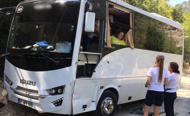 Antalya'da yolcusunu unutan tur otobüsü kaza yaptı: 2 yaralı