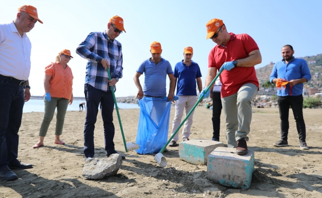 Başkan Yücel ve çevreci gönüllüler plajları temizledi