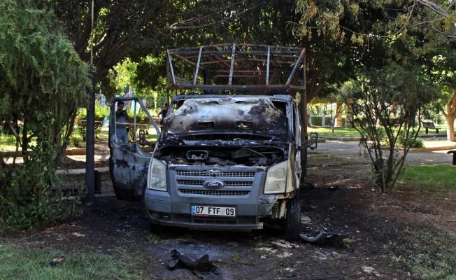 Belediye işçilerini taşıyan kamyonet alev alev yandı