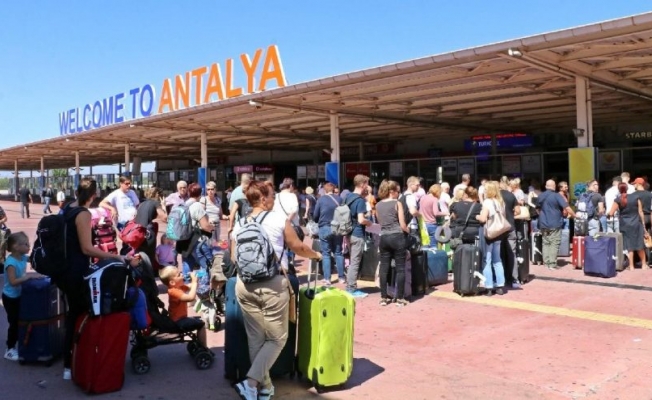 Thomas Cook yolcusu bin 50 turist Antalya'dan ülkesine gönderildi