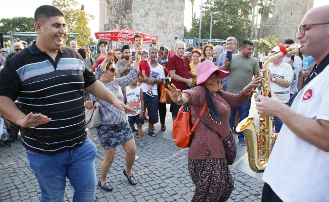 Turistler şehrin merkezinde erik dalı oynadı