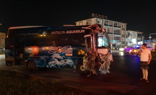 Yolcu otobüsü ile tur otobüsü çarpıştı: 4'ü turist 13 yaralı!
