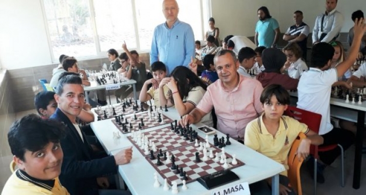 Alanya'da okullar arası satranç turnuvası düzenlendi