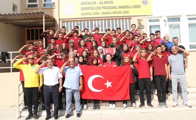 Alanyalı öğrenciler Mehmetçiğe moral mektubu gönderdi