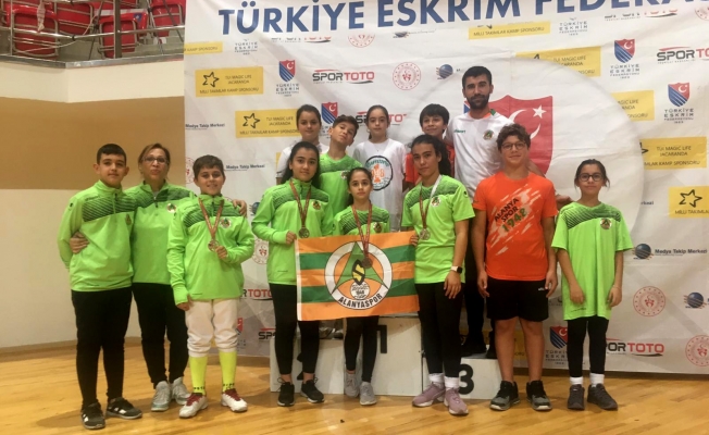 Alanyaspor Eskrim takımı Konya'dan 5 madalyayla döndü
