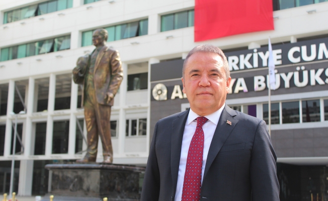 Antalya Büyükşehir Belediyesi yerleşkesine dev Atatürk heykeli