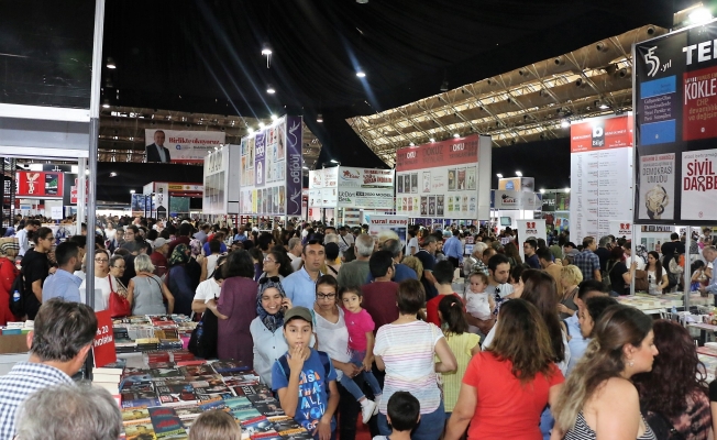 Antalya Kitap Fuarı'na yoğun ilgi