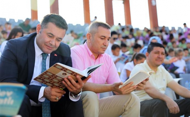 Başkan Yücel, öğrencilerle kitap okudu