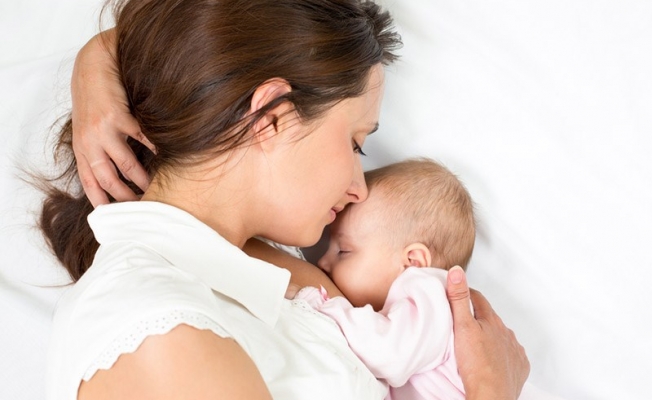 Bebeklerin ilk aşısı anne sütü