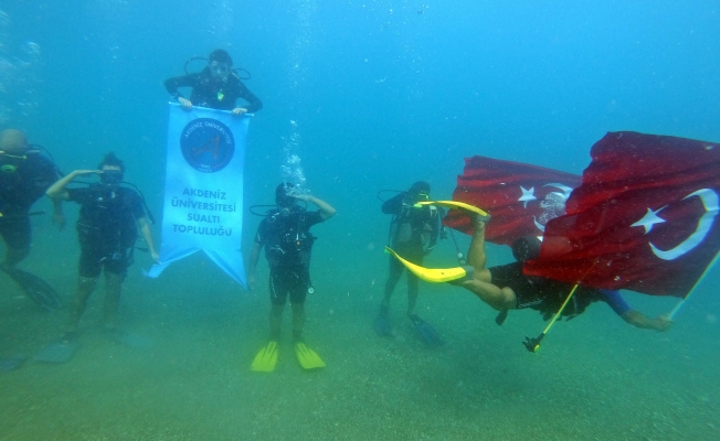 Dalgıçlar su altında 54 metrekarelik Türk bayrağı açıp asker selamı verdi