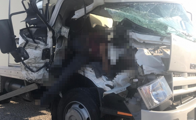 Kamyonet otomobille çarpıştı: 1 ölü 4 yaralı