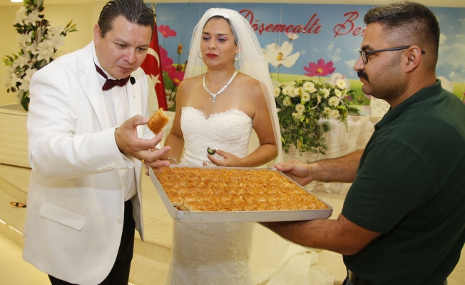 Meksikalı çift düğün pastası yerine Türk baklavasını birbirlerine yedirdi