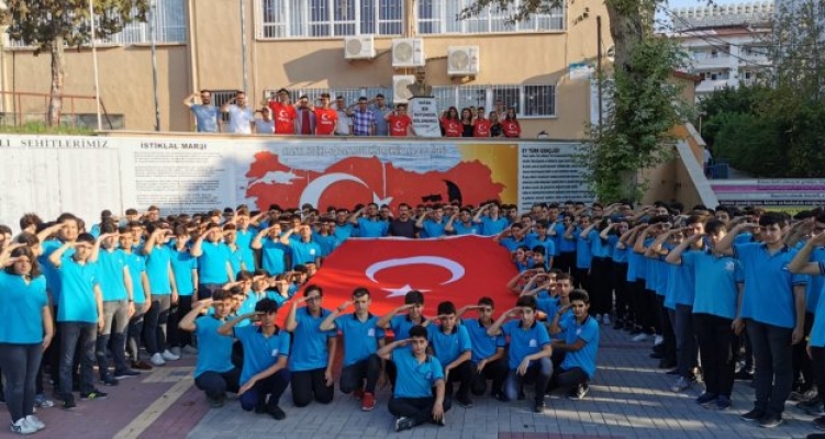 Öğrencilerden Mehmetçik'e komando marşlı destek
