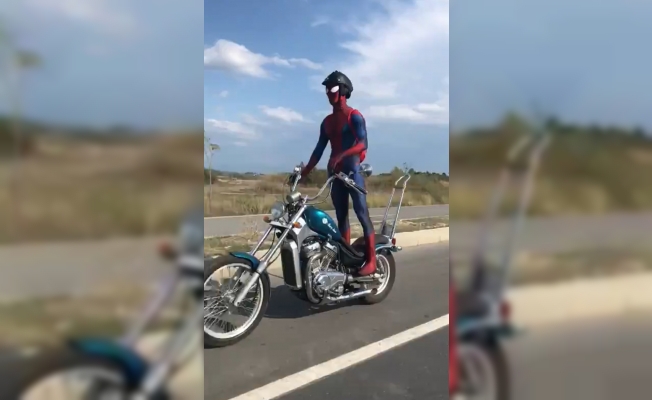 Örümcek adam motosikletiyle tur attı!