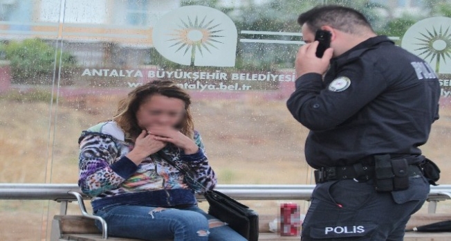 Aşırı alkollü Rus kadına polis yardımı