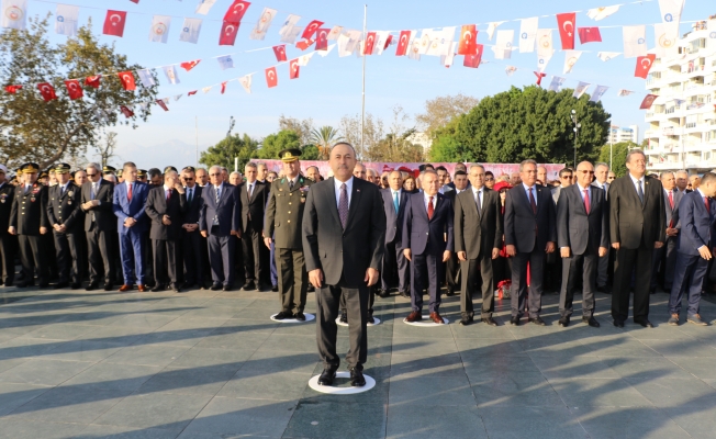 Bakan Çavuşoğlu, Atatürk'ü anma törenine katıldı