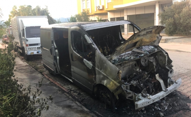 Gazipaşa'da inatçı kundakçı, minibüse benzin döküp yaktı