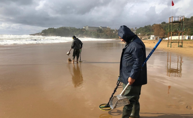 Alanya'da fırtına sonrası sahilde dedektörle altın arıyorlar