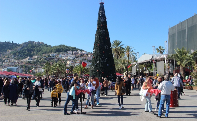 Alanya’da kurulan Noel Pazarı’na yoğun ilgi
