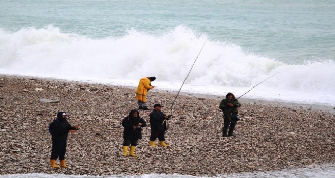 Amatör balıkçıların dev dalgada tehlikeli balık nöbeti