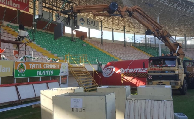 Bahçeşehir Stadyumu'na LED ekran kurulumu yapılıyor