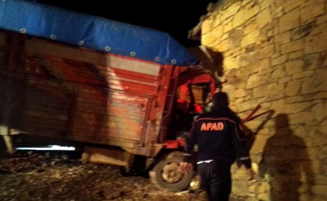 Duvara çarpan kamyonda sıkışan 2 kişi yaralandı
