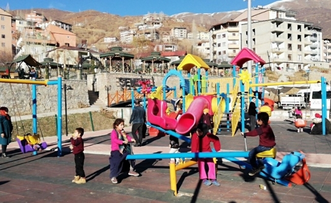 Güneşli havayı fırsat bilen çocuklar parkları doldurdu