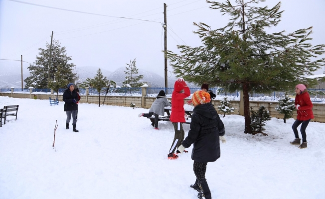 Yurt yolu kardan kapanan öğrencilerin kar sevinci