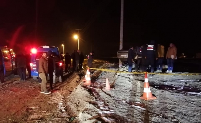 Afyonkarahisar’da otomobil elektrik direğine çarptı: 1 ölü