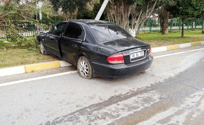 Alanya'da sürücü refüjdeki direğe çarptı: 1 yaralı