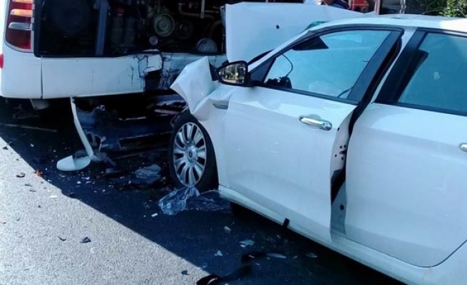 Alanya’da otobüsle otomobil çarpıştı: 1’i çocuk 2 yaralı  