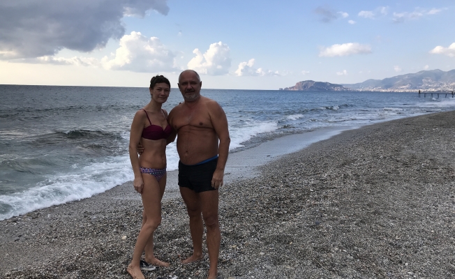 Alanya’da Rus turistler soğuk havaya aldırış etmedi!