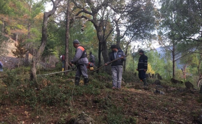 Alanya’daki mezarlıklarda 86 kişilik ekiple temizlik