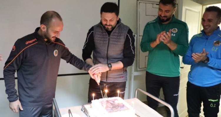 Alanyaspor'da Erol Bulut'a sürpriz kutlama