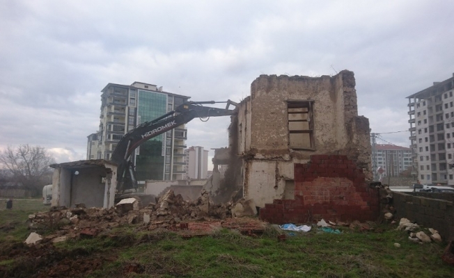 Yeşilyurt’ta metruk binalar yıkılıyor