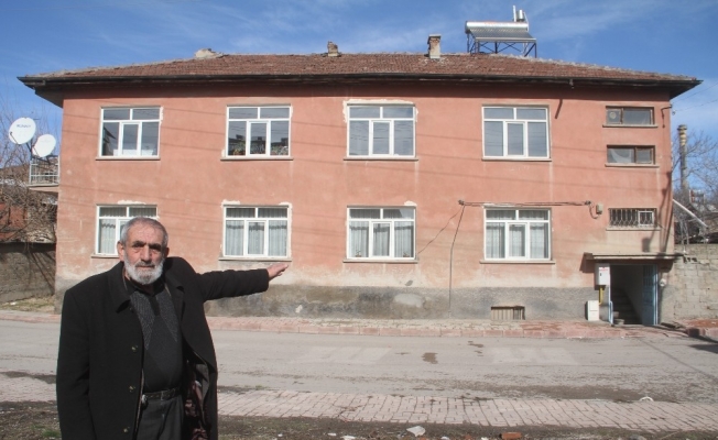 75 yaşındaki Mehmet dede, evini depremzede aileye ücretsiz verdi